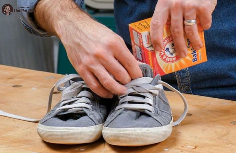 Khử mùi giày nhanh chóng bằng baking soda.