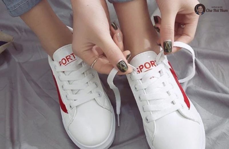 Điều chỉnh dây hoặc khóa giúp giày ôm chân hơn mà không cần phụ kiện.