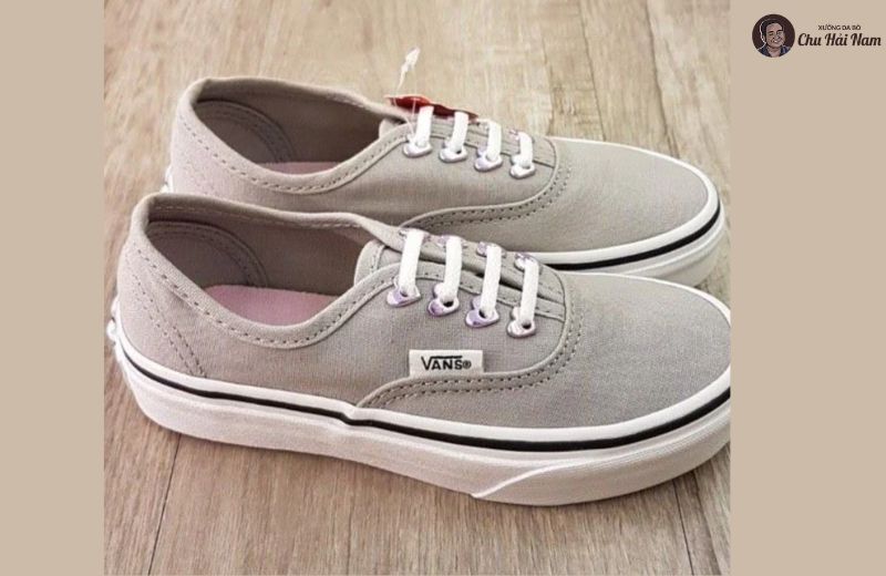 Buộc dây song song đẹp mắt, hài hòa thiết kế upper – ôm chân nhưng thoải mái.