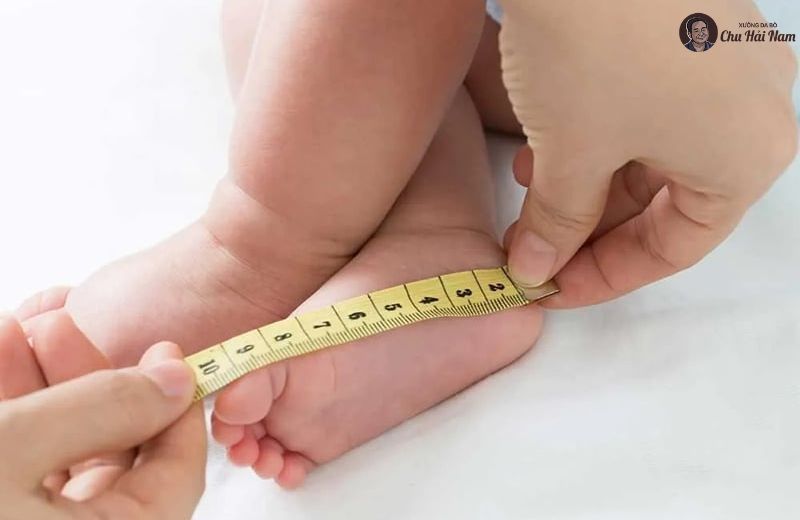 Bé chưa đứng vững có thể đo chiều dài bàn chân trực tiếp bằng thước.