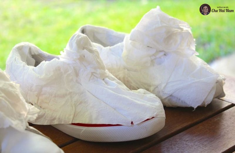 Các mẹo phơi giày trắng đúng cách để tránh ố vàng và giữ form giày.