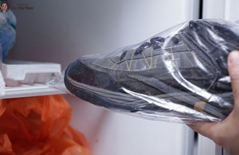 Đông lạnh giày để tiêu diệt vi khuẩn gây mùi.
