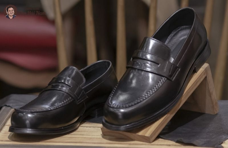 giay-da-nam-derby-tuong-tu-oxford-nhung-thoang-chan-de-mang-va-phu-hop-voi-nhieu-dang-chan-khac-nhau