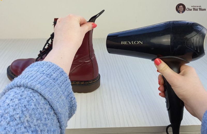 Phương pháp nhiệt chỉ nên áp dụng cho giày vải, không khuyến khích với giày da.