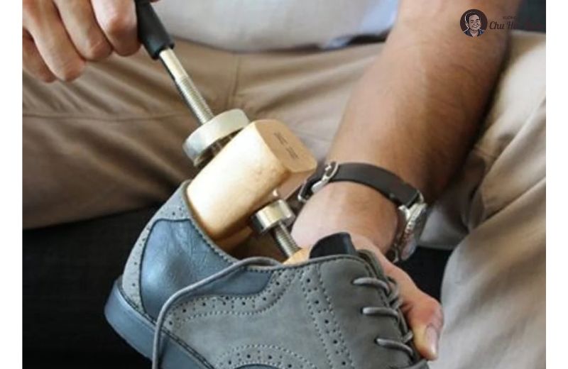 Chỉnh form chuyên nghiệp giúp giữ phom và độ bền cho giày da.