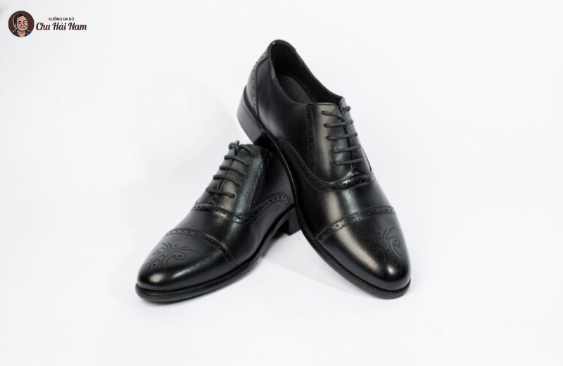 mau-cx14-voi-tone-den-co-dien-va-hoa-tiet-brogue-tinh-xao