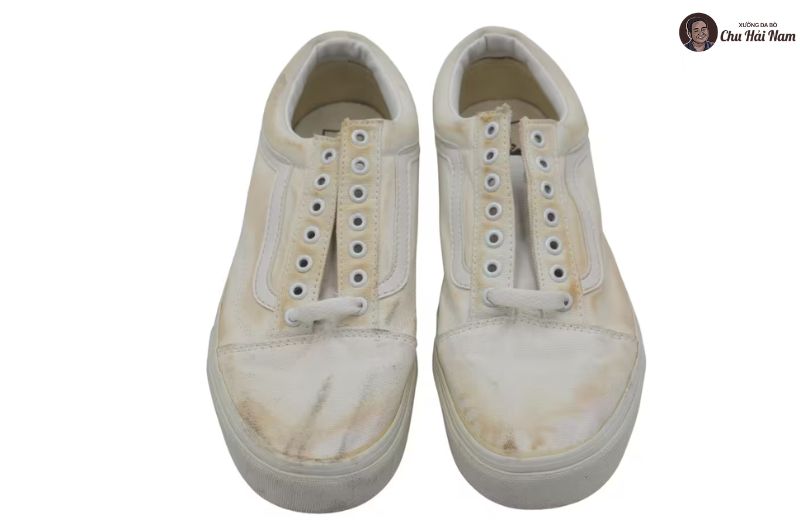 Nguyên nhân phổ biến khiến giày trắng nhanh ố vàng, mất thẩm mỹ.