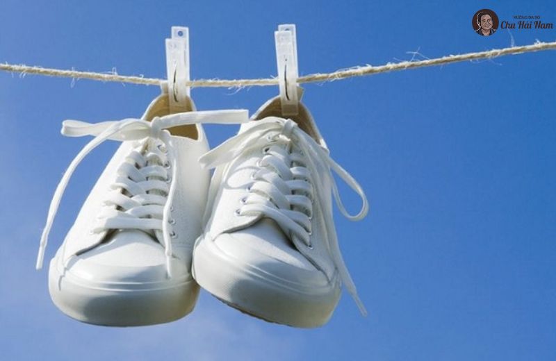 Phơi giày dưới nắng để loại bỏ ẩm và mùi hôi.