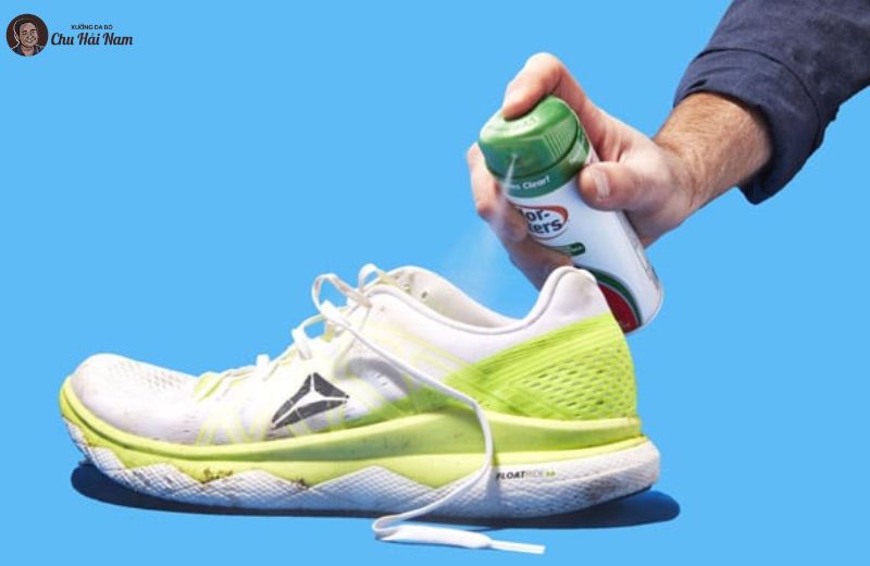 Xịt cồn sát khuẩn để khử mùi và làm sạch giày.