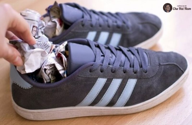 Giấy báo và than hoạt tính giúp hút ẩm, khử mùi giày hiệu quả.