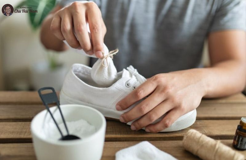 Muối hút ẩm mạnh, giúp giày hết mùi nhanh chóng.