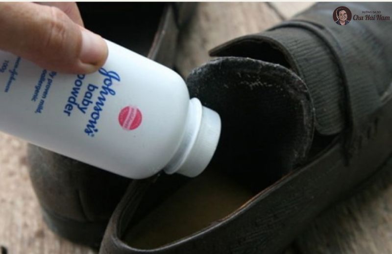 Phấn rôm giảm ẩm, hạn chế mùi hôi giày.