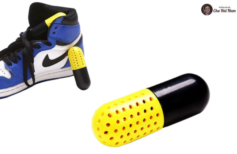 Viên khử mùi giúp giày luôn khô thoáng và thơm.