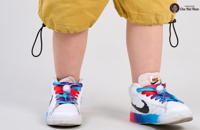 Chọn đúng size giày giúp bé thoải mái vận động và hỗ trợ phát triển bàn chân tự nhiên.