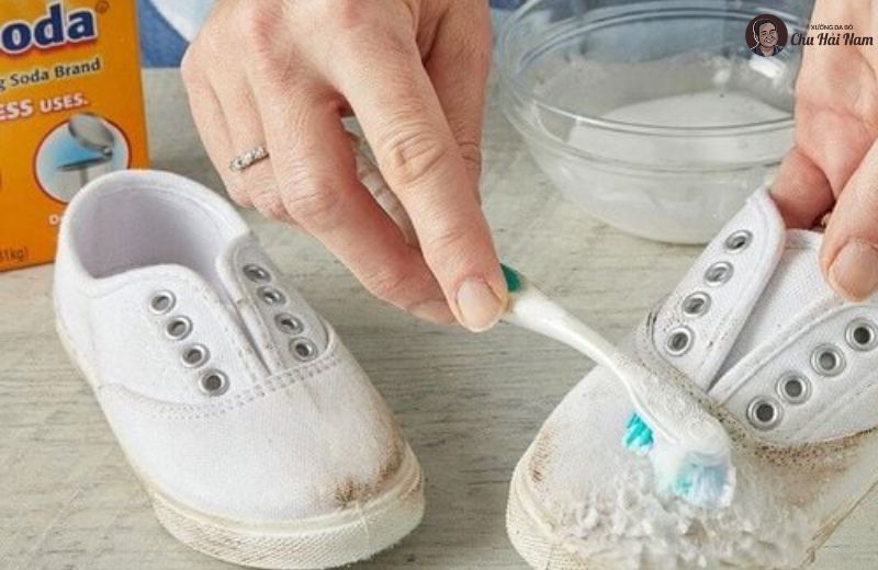 Baking Soda làm sáng giày trắng và khử mùi hiệu quả.