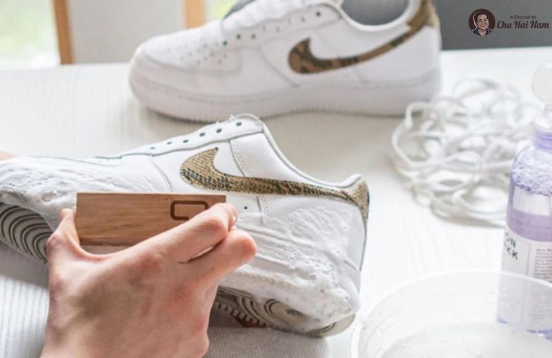 Acetone giúp loại bỏ vết ố vàng trên giày trắng nhanh chóng.