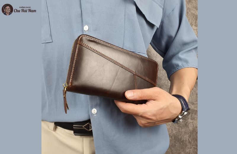 Ví cầm tay nam có thiết kế chuẩn form, nam tính, sang trọng
