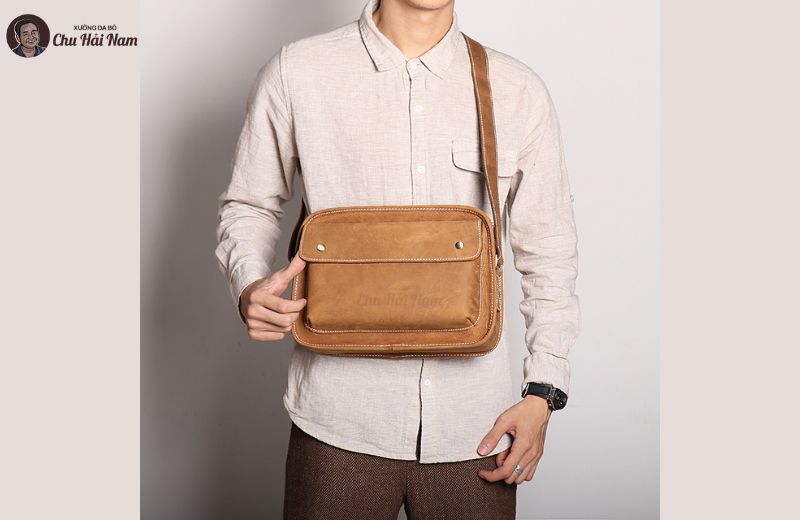 Túi đeo chéo da nam – Phong cách năng động, tiện dụng và đầy cuốn hút.