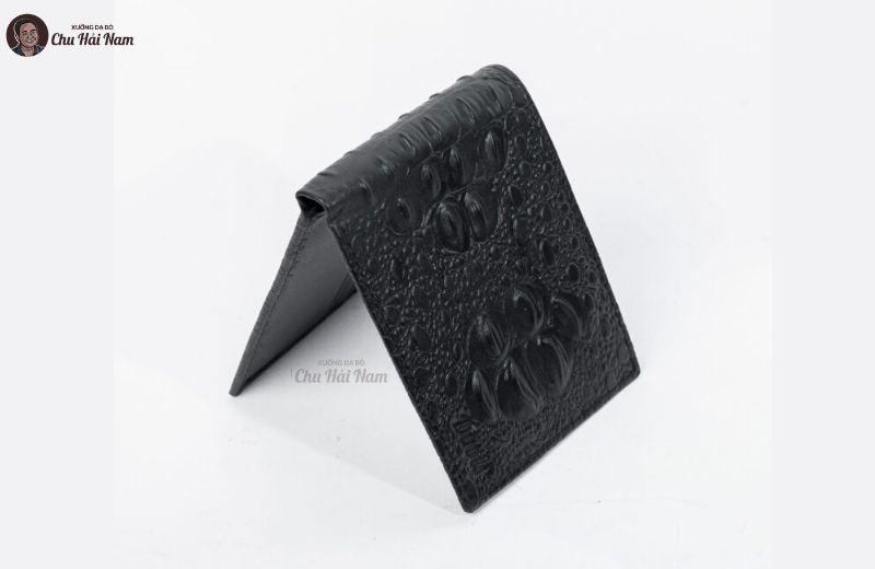 Ví Da Cá Sấu – Vân da tự nhiên đặc trưng, đẳng cấp, sang trọng và bền bỉ theo thời gian.