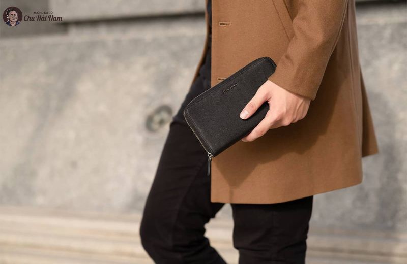 Phong cách chuyên nghiệp – Cầm ví dài nam, tạo ấn tượng ngay lần gặp đầu tiên.