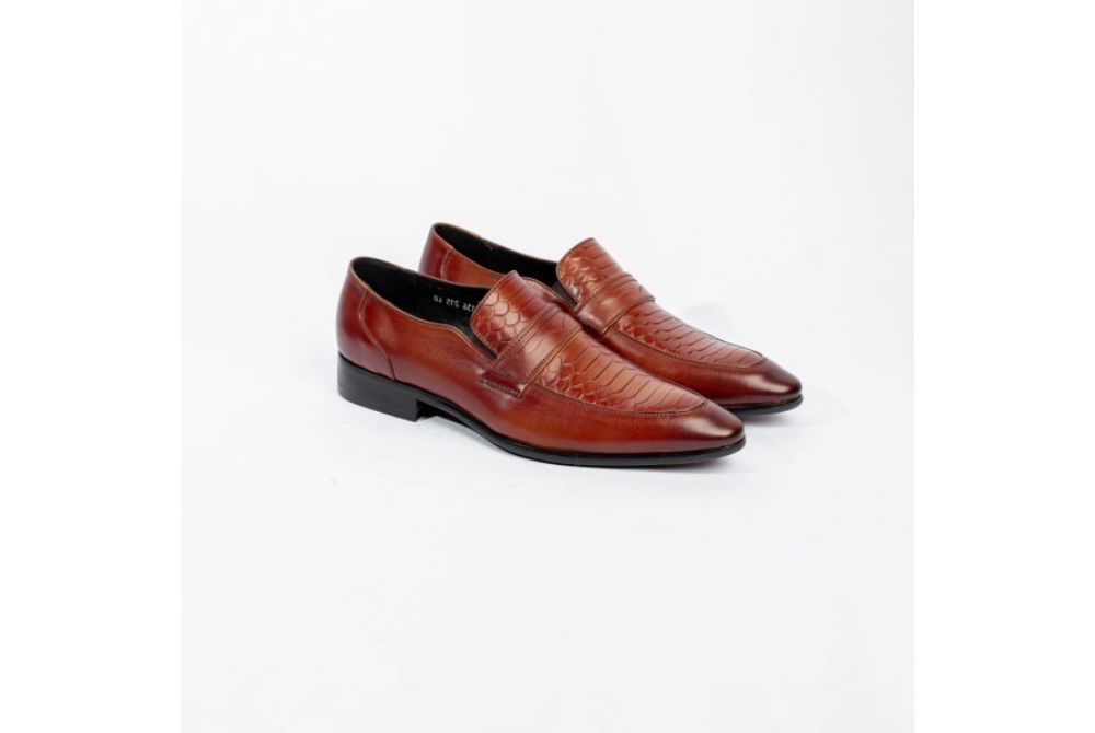 Đôi giày kiểu dáng Loafer với họa tiết nổi trên bề mặt - Giày da công sở CX05