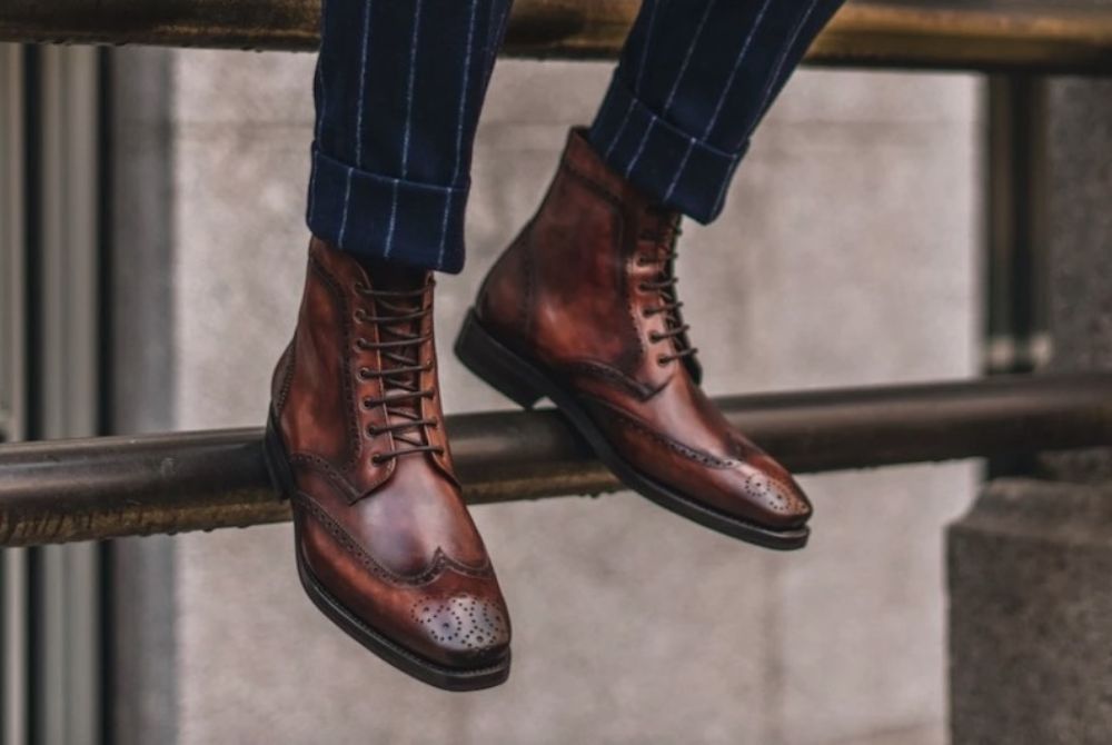 Thiết kế của giày theo phong cách Derby, Oxford nhưng dạng form Boot cao cổ