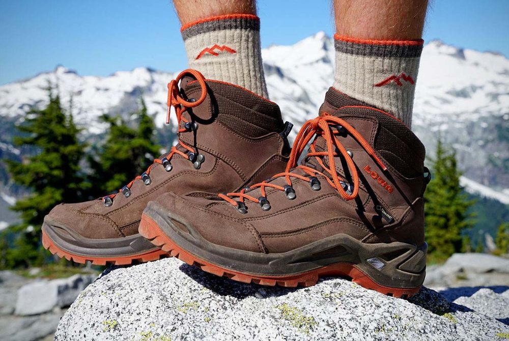 Hiking boots là lựa chọn không tồi khi phối quần jean theo phong cách mạnh mẽ, khỏe khoắn nhưng không kém lịch sự