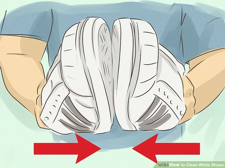 Vỗ đôi giày của bạn vào nhau và dùng bàn chải khô để loại bỏ hỗn hợp khô