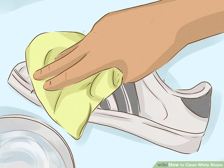 Lau giày của bạn bằng một miếng vải ẩm để làm ướt chúng