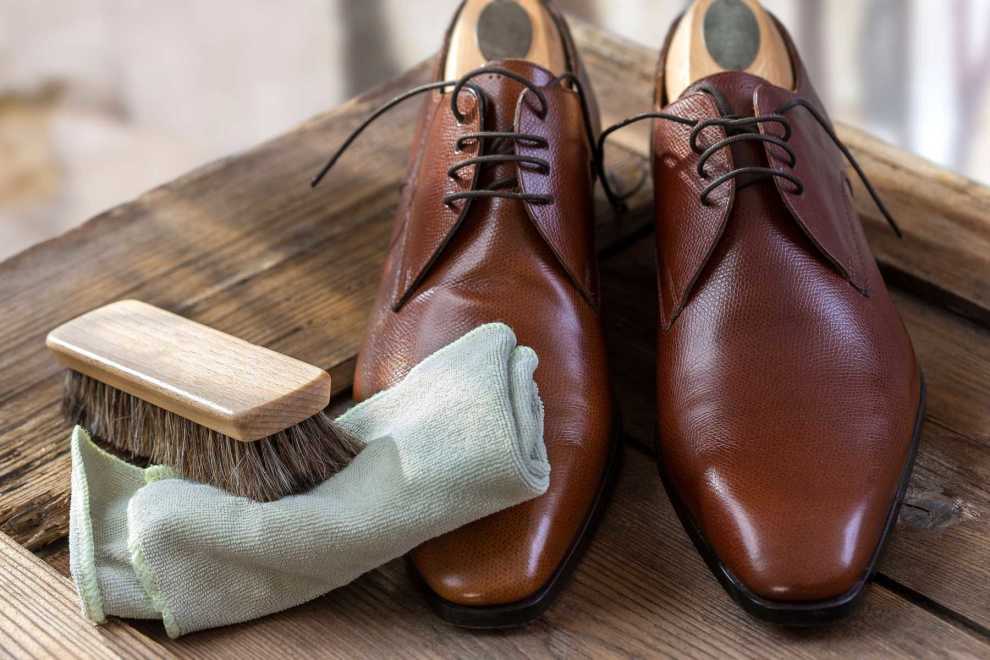 Cách làm sạch giày da