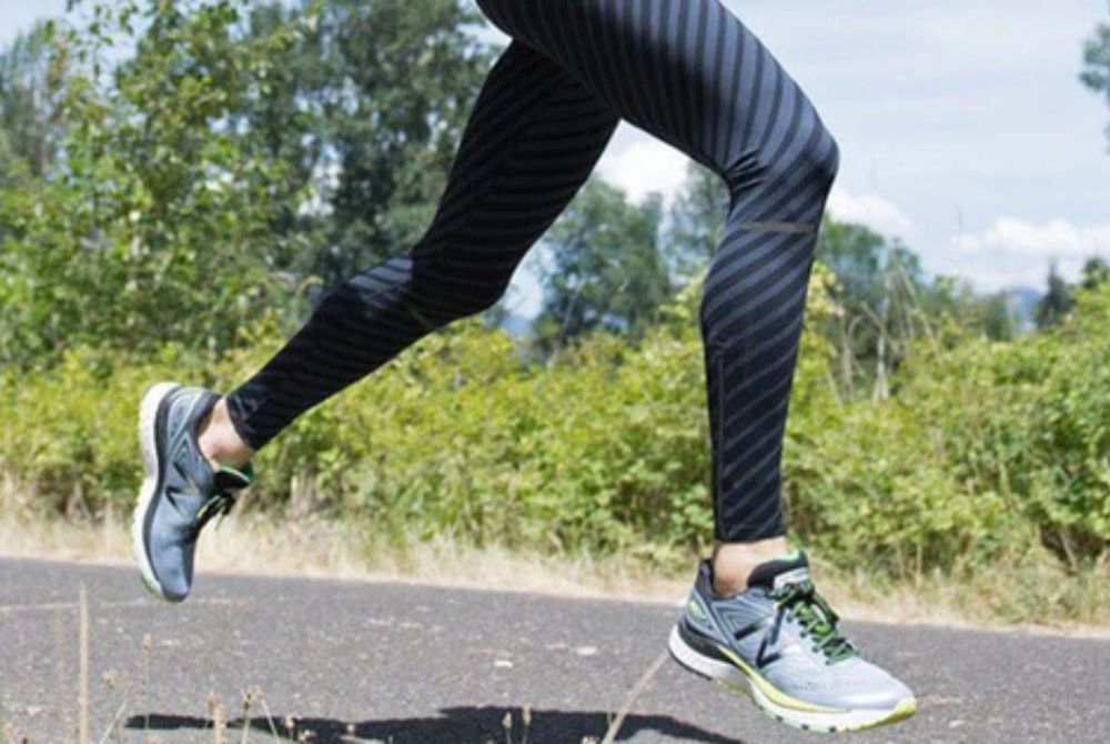 Mẫu giày chạy bộ được thiết kế thích hợp cho hoạt động chạy đua marathon hoặc đường dài.