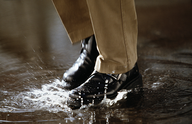 Tránh để giày bị dính mưa 