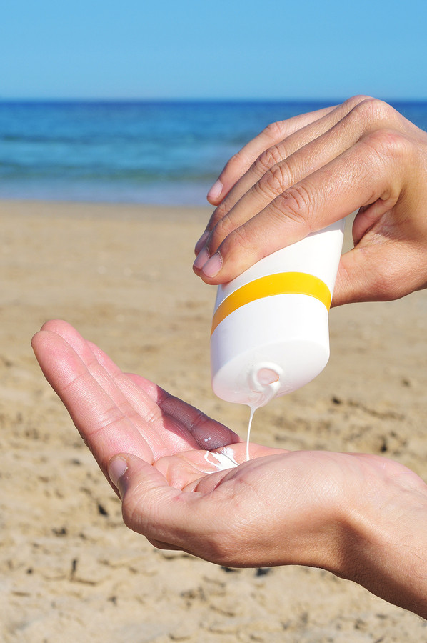 Nên sử dụng kem chống nắng đi biển để bảo vệ làn da của mình khỏi tia UVA, UVB gây hại