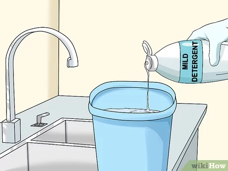 Trộn dung dịch xà phòng có tính tẩy rửa nhẹ với nước