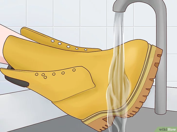 Rửa bề mặt giày bằng một ít nước