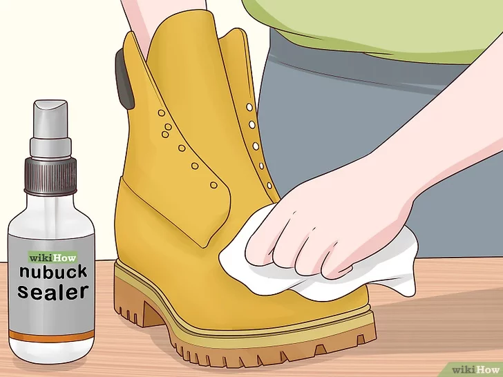 Xoa sản phẩm bảo dưỡng hoặc chống thấm cho giày