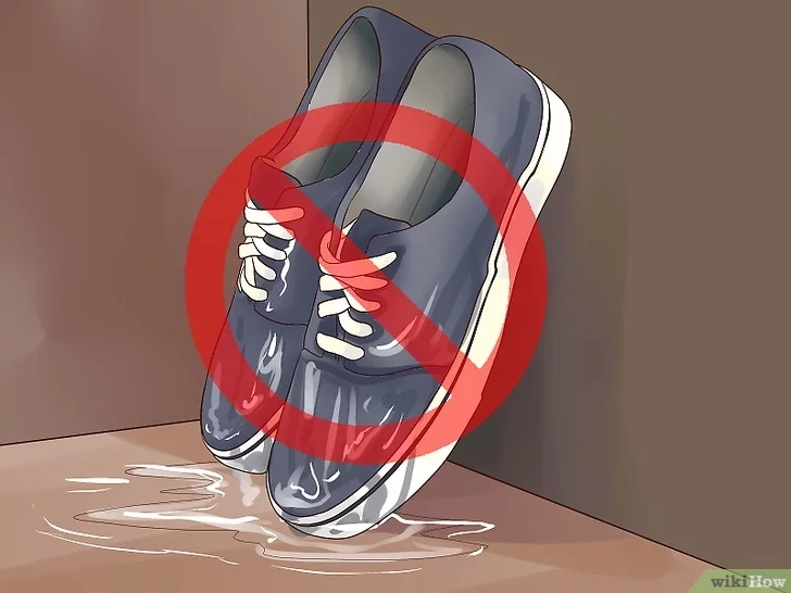 Tránh cất giữ giày dép ẩm ướt